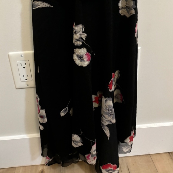 2 for $20 le chateau Black Floral Dress with V-Neck EUC - Picture 4 of 6